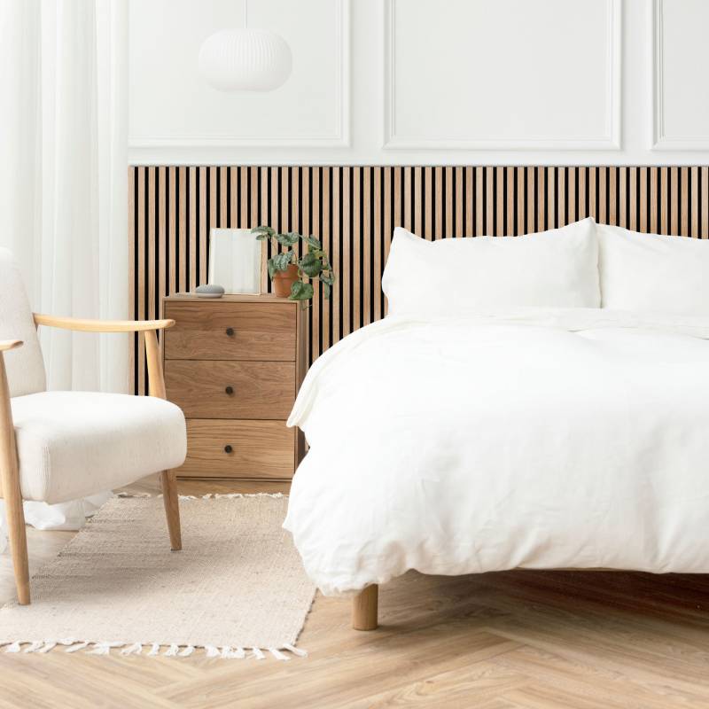Chambre tête de lit panneaux tasseaux bois 120 cm