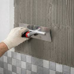 Taloche V6 en inox robuste et précise pour une répartition homogène de la colle et une adhérence optimale, au mur comme au sol.